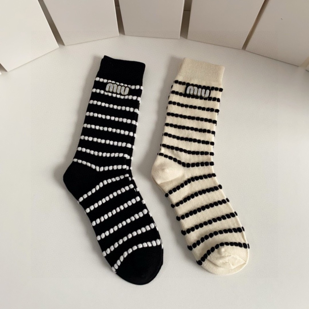 NO:352925,Special packaging MiuMiu (Miu) popular internet celebrity #new cashmere socks mid-length stacked socks!  One box and two pairs, counter synchronous socks, big brands go out on the street, trendy people must have super easy to match~ socks, stockings, socks, miumiu, socks19860909特配包装 MiuMiu（缪缪）网红爆款#新款羊绒袜中长款堆堆袜袜子！一盒两双,专柜同步筒袜袜子,大牌出街,潮人必备超好搭～袜子,丝袜,袜子,miumiu,socks,accessory
