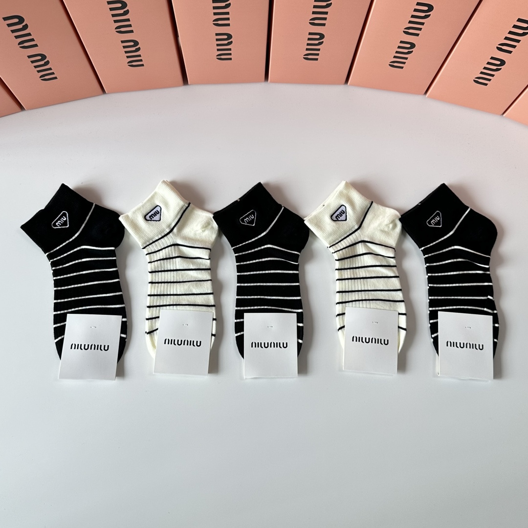NO:352960,Specially equipped with counter packaging MiuMiu (MuMiu) new embroidered medium and short tube socks piled up socks!  One box of five pairs, counter synchronous socks, big brands on the street, trendy people must have super easy to match socks, stockings, socks, miumiu, socks19860909特 配专柜包装 MiuMiu（缪缪）新款刺绣中短筒袜堆堆袜袜子！一盒五双,专柜同步筒袜袜子,大牌出街,潮人必备超好搭袜子,丝袜,袜子,miumiu,socks,accessory