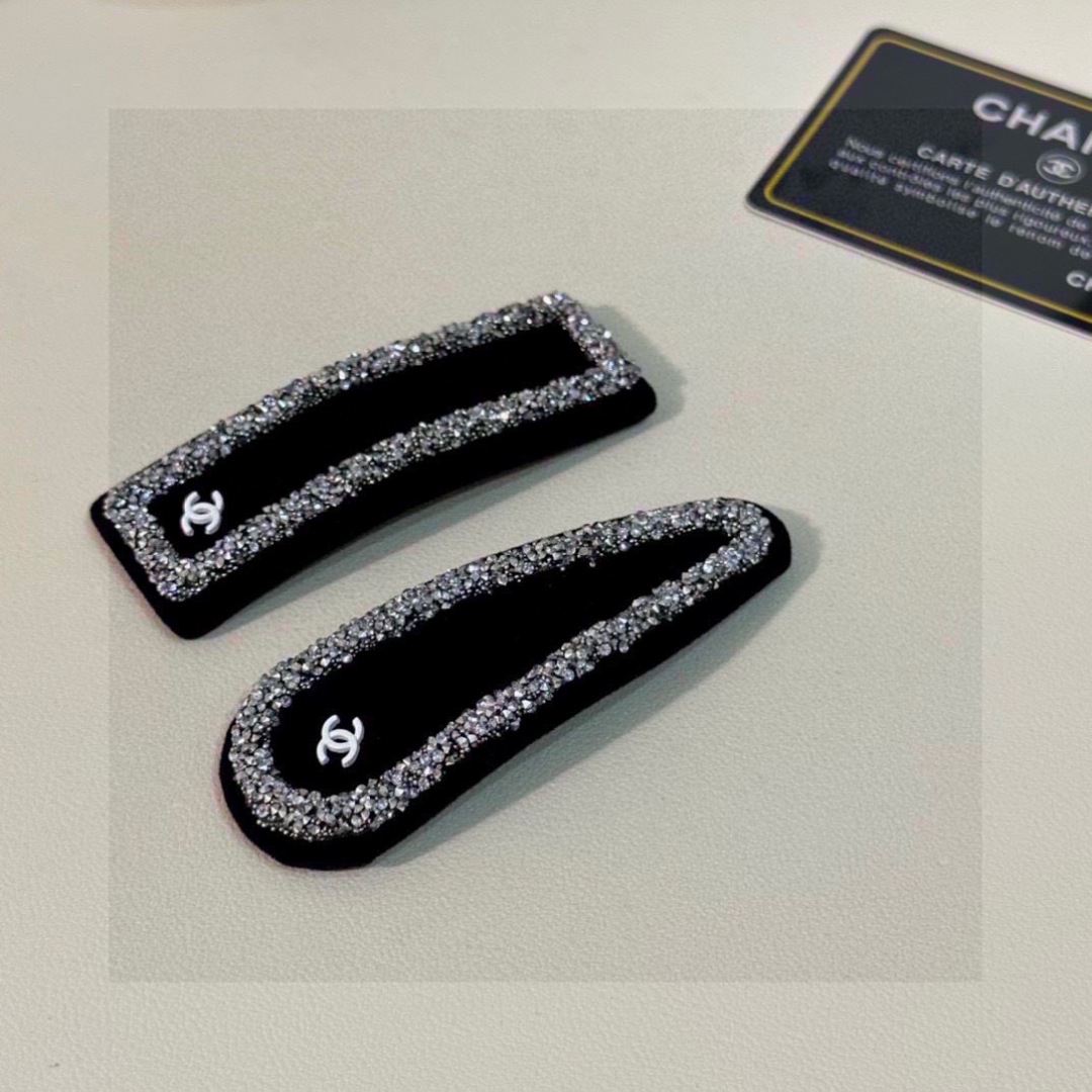    （两件套） 配全套包装
CHANEL（香奈儿）今年最好卖的新款
Vintage中古复古发夹
超仙的