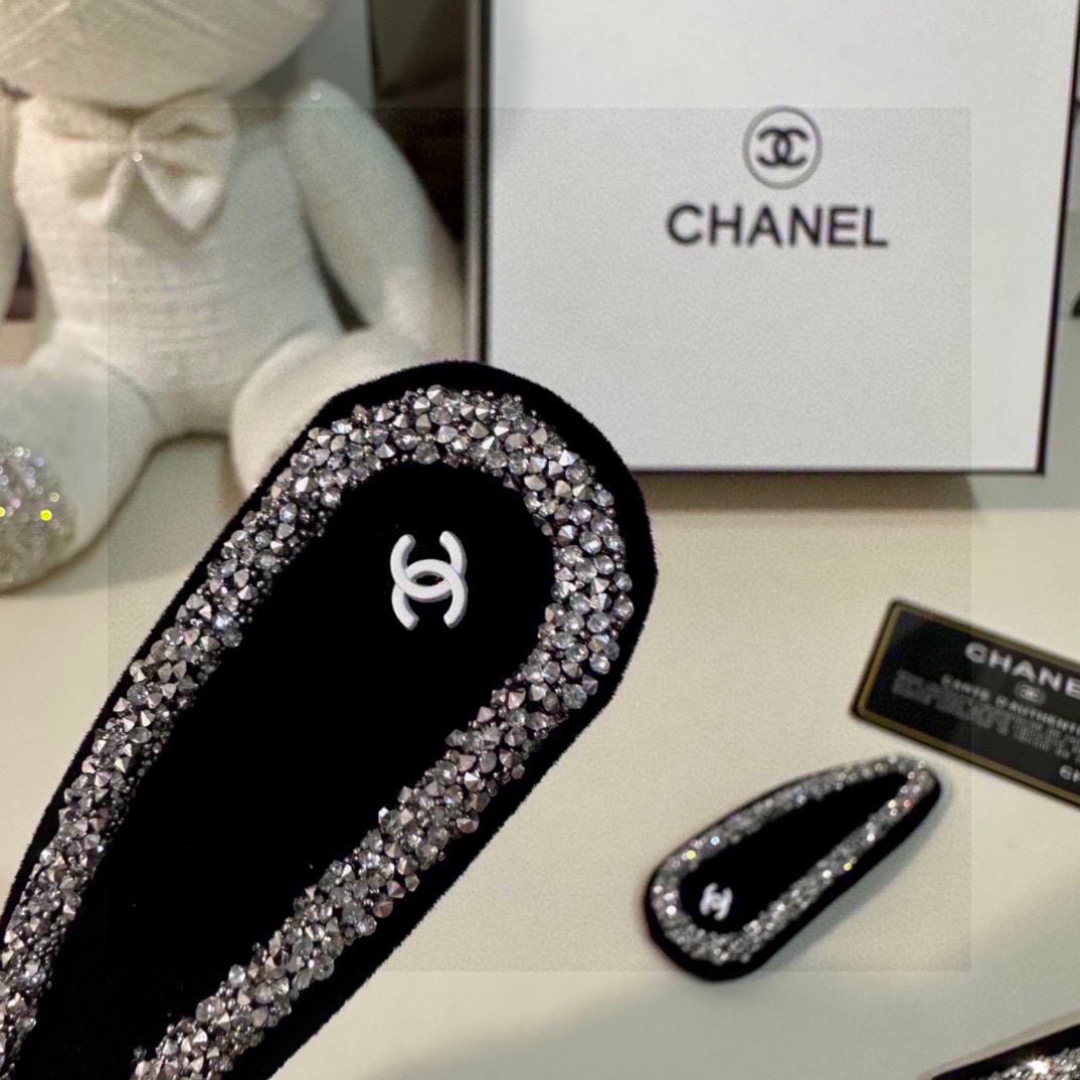    （两件套） 配全套包装
CHANEL（香奈儿）今年最好卖的新款
Vintage中古复古发夹
超仙的