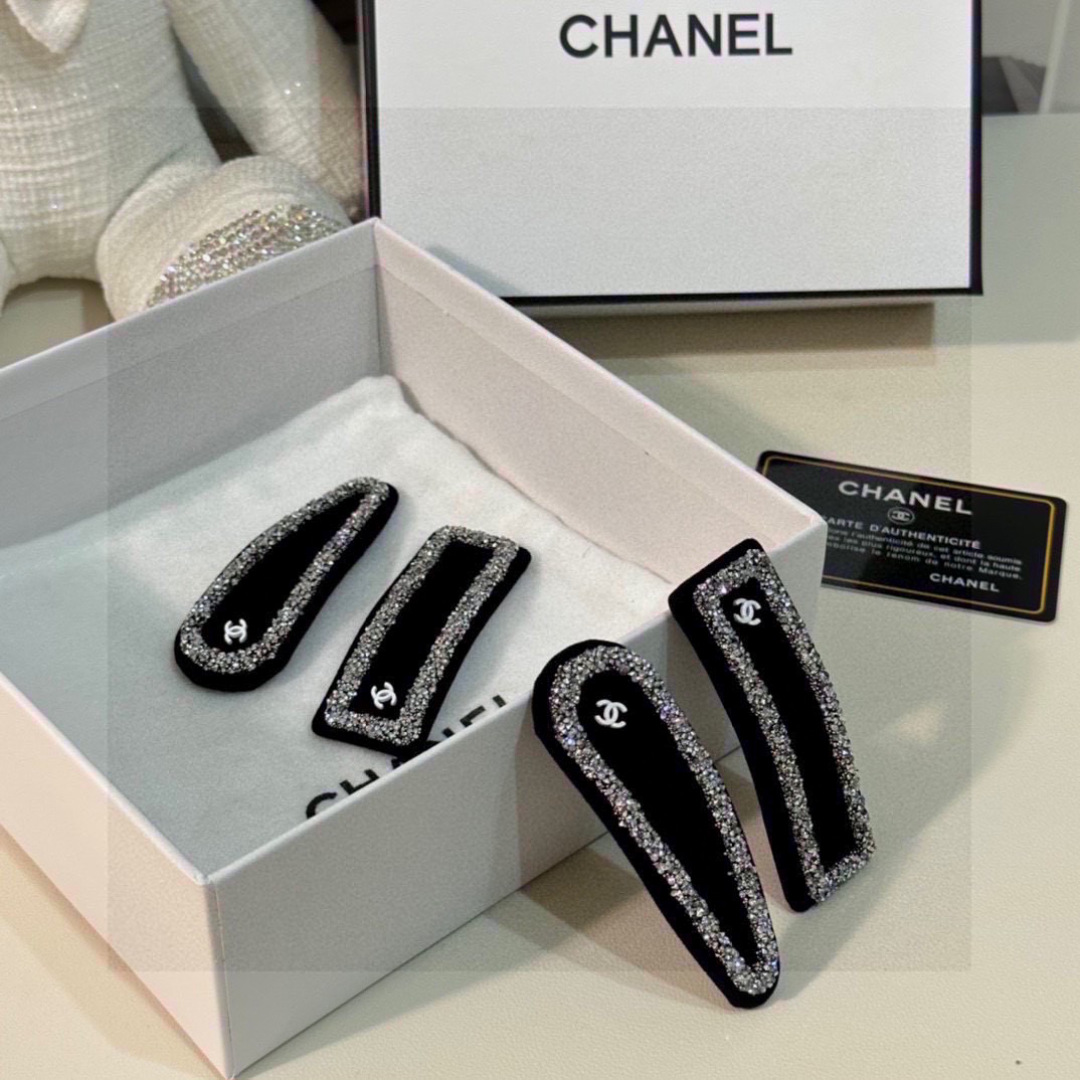    （两件套） 配全套包装
CHANEL（香奈儿）今年最好卖的新款
Vintage中古复古发夹
超仙的