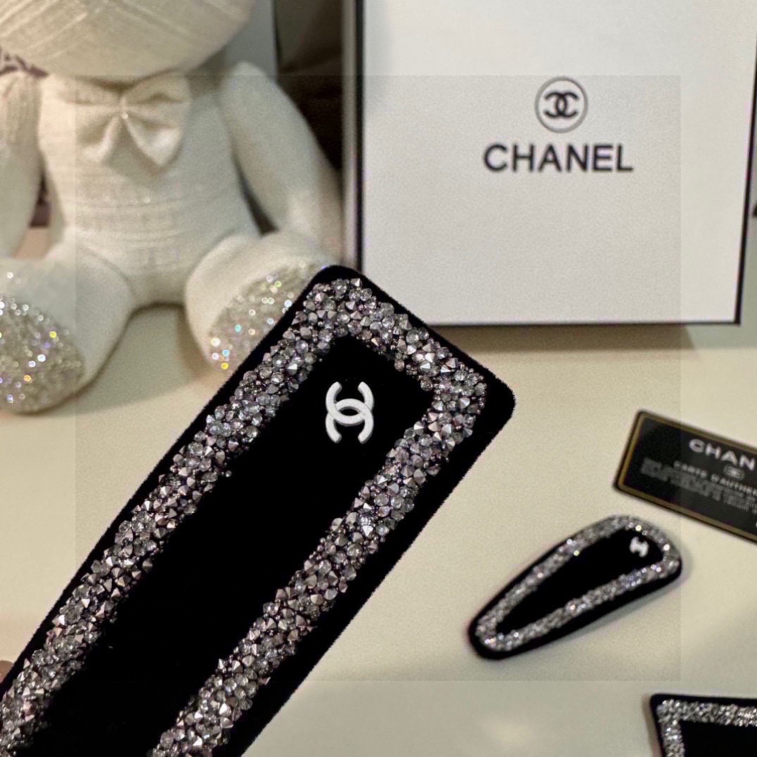    （两件套） 配全套包装
CHANEL（香奈儿）今年最好卖的新款
Vintage中古复古发夹
超仙的