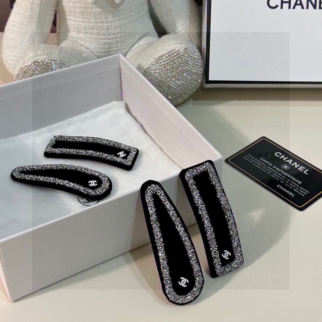    （两件套） 配全套包装
CHANEL（香奈儿）今年最好卖的新款
Vintage中古复古发夹
超仙的
