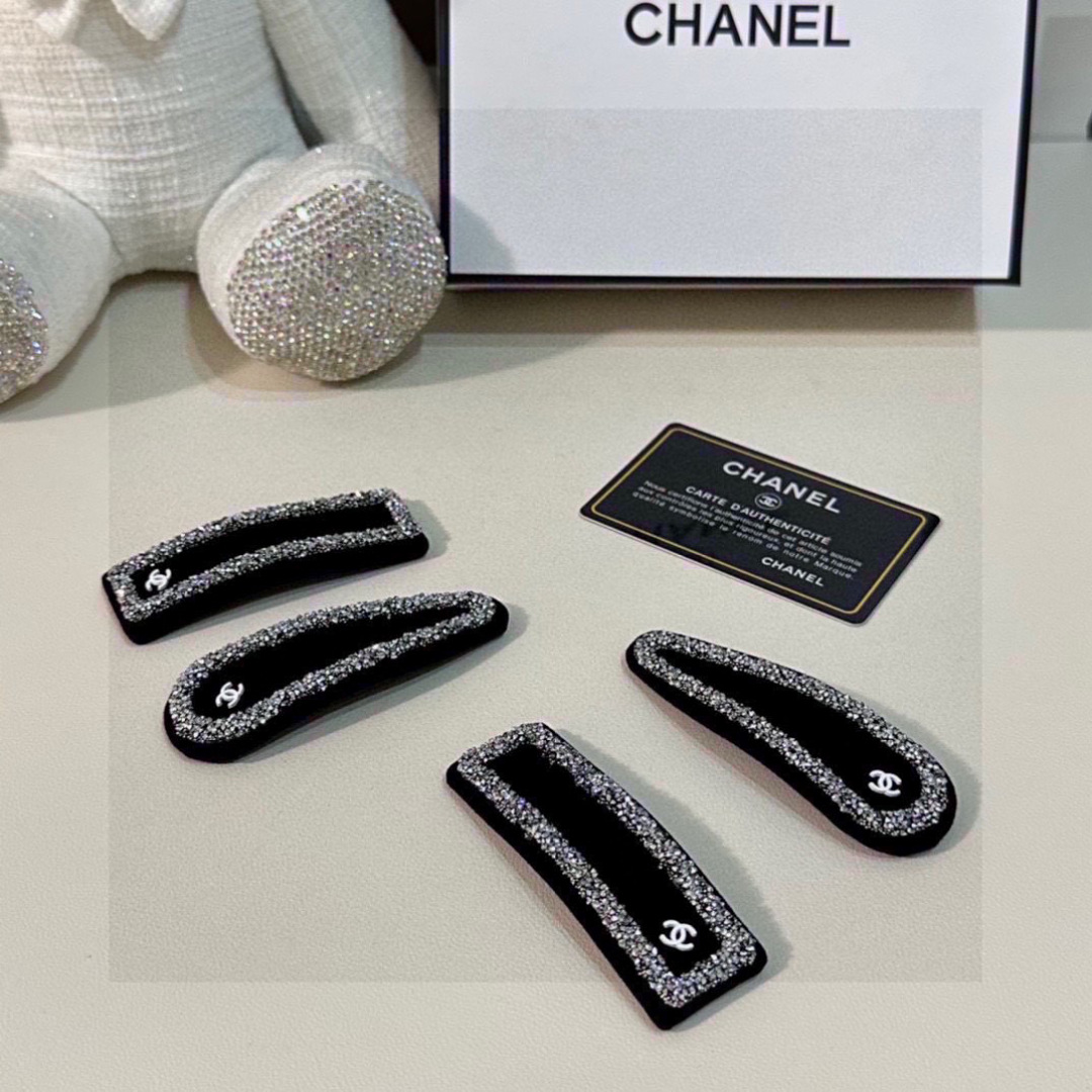    （两件套） 配全套包装
CHANEL（香奈儿）今年最好卖的新款
Vintage中古复古发夹
超仙的