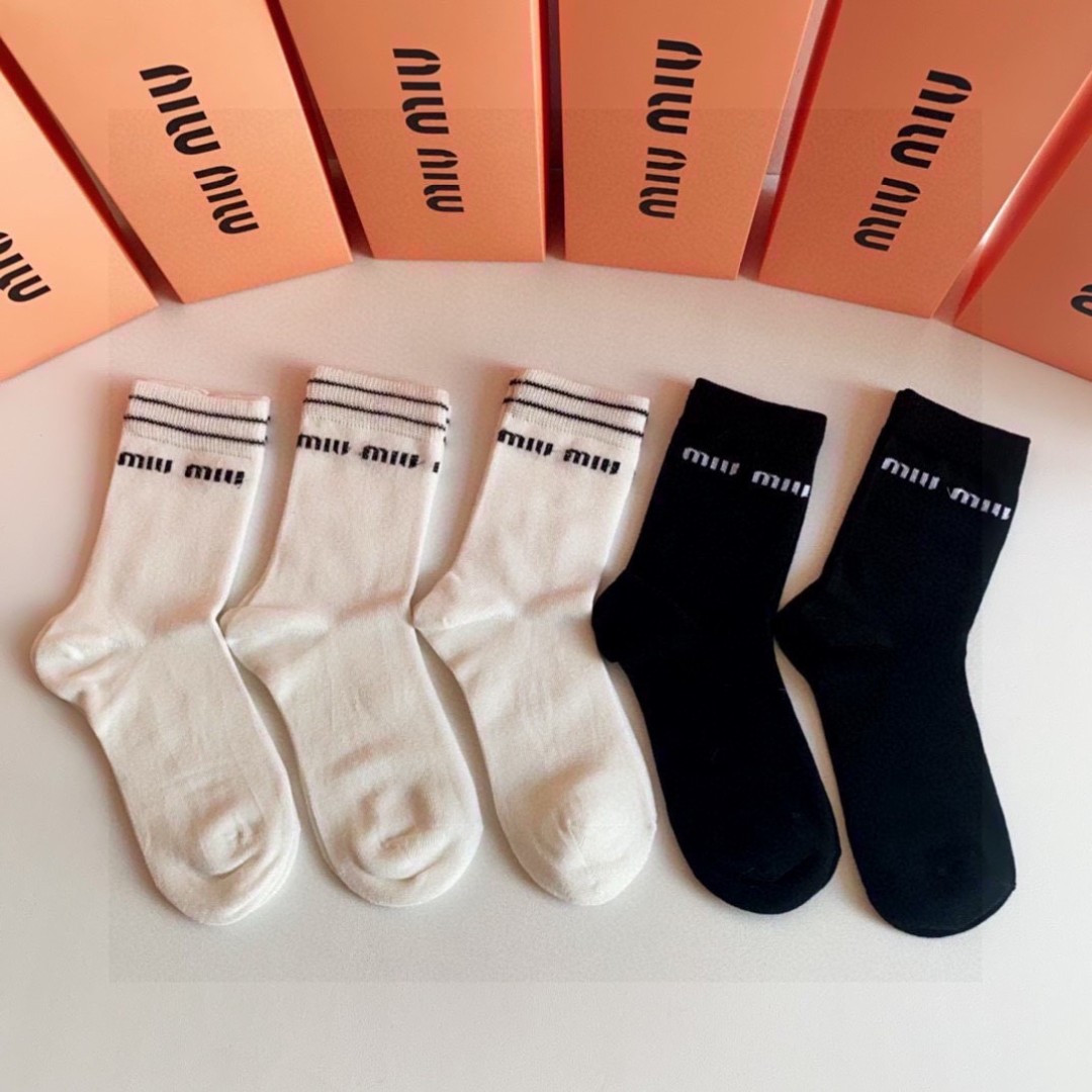 NO:352976,Specially equipped with counter packaging MiuMiu (MuMiu) new mid-length stacked socks and socks!  One box of five pairs, counter synchronous socks, big brands on the street, trendy people must have super easy to match socks, stockings, socks, miumiu, socks19860909特 配专柜包装 MiuMiu（缪缪）新款中长款堆堆袜袜子！一盒五双,专柜同步筒袜袜子,大牌出街,潮人必备超好搭袜子,丝袜,袜子,miumiu,socks,accessory
