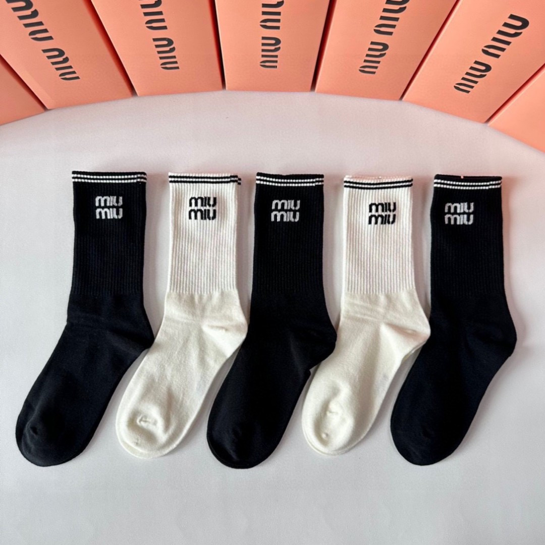 NO:352856,Special package MiuMiu new mid-length stacked socks!  One box of five pairs, counter synchronous socks, big brands on the street, trendy people must have super easy to match socks, stockings, socks, miumiu, socks19860909特 配包装 MiuMiu（缪缪）新款中长款堆堆袜袜子！一盒五双, 专柜同步筒款袜子,大牌出街,潮人必备超好搭袜子,丝袜,袜子,miumiu,socks,accessory