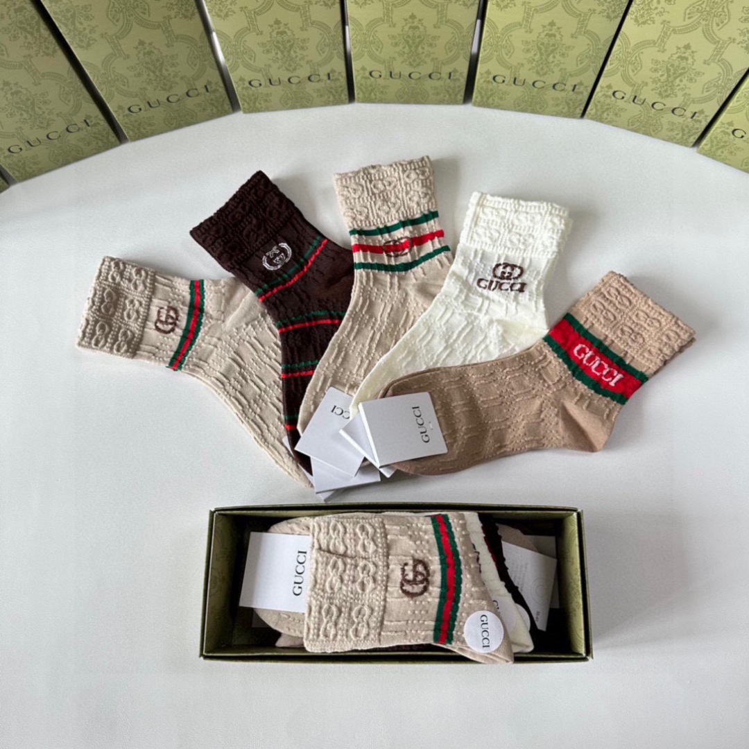 💛配专柜包装
Gucci（古驰）新款中长筒堆堆袜袜子！一盒五双，专柜同步筒袜袜子，💛大牌出街，潮人必备。