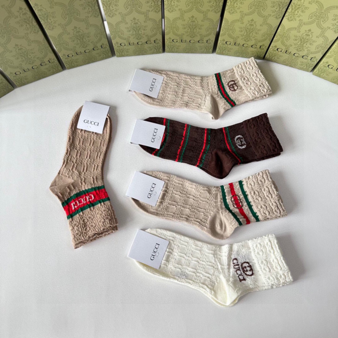 💛配专柜包装
Gucci（古驰）新款中长筒堆堆袜袜子！一盒五双，专柜同步筒袜袜子，💛大牌出街，潮人必备。