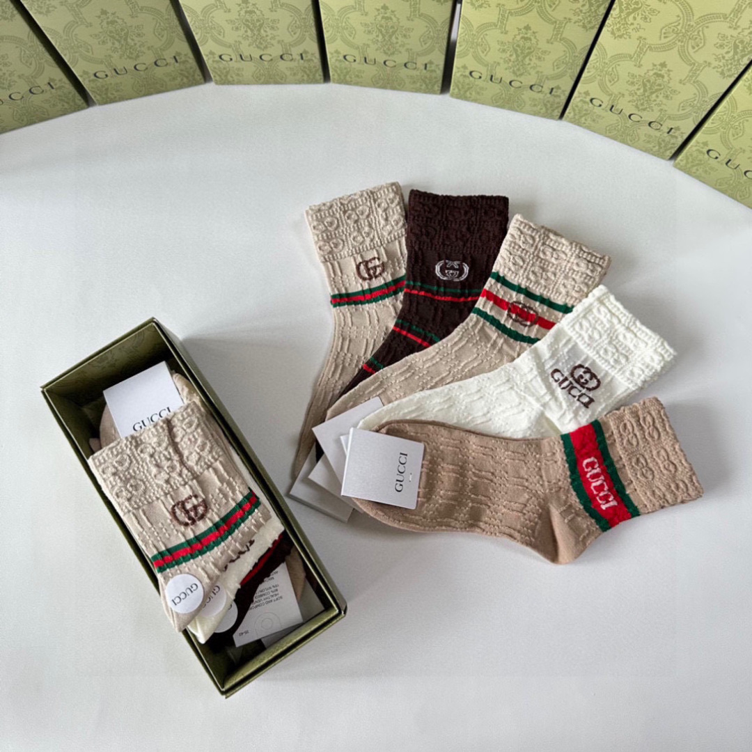 💛配专柜包装
Gucci（古驰）新款中长筒堆堆袜袜子！一盒五双，专柜同步筒袜袜子，💛大牌出街，潮人必备。