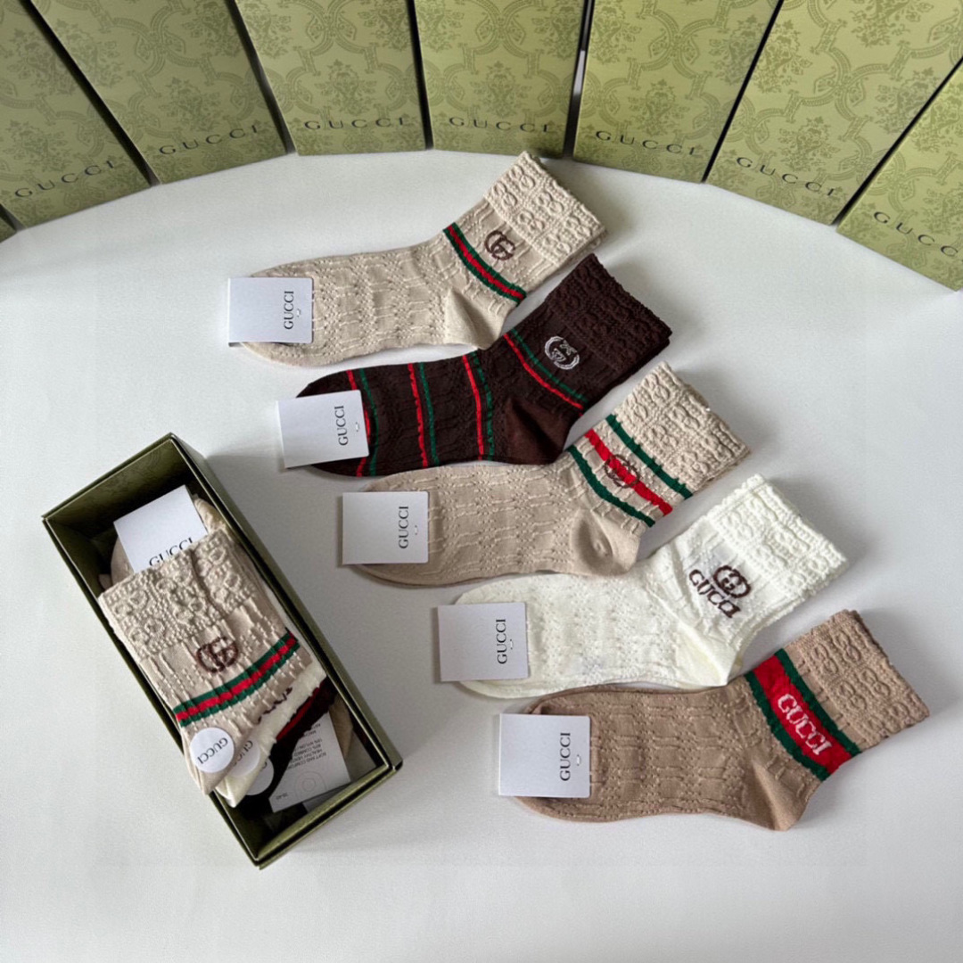 💛配专柜包装
Gucci（古驰）新款中长筒堆堆袜袜子！一盒五双，专柜同步筒袜袜子，💛大牌出街，潮人必备。