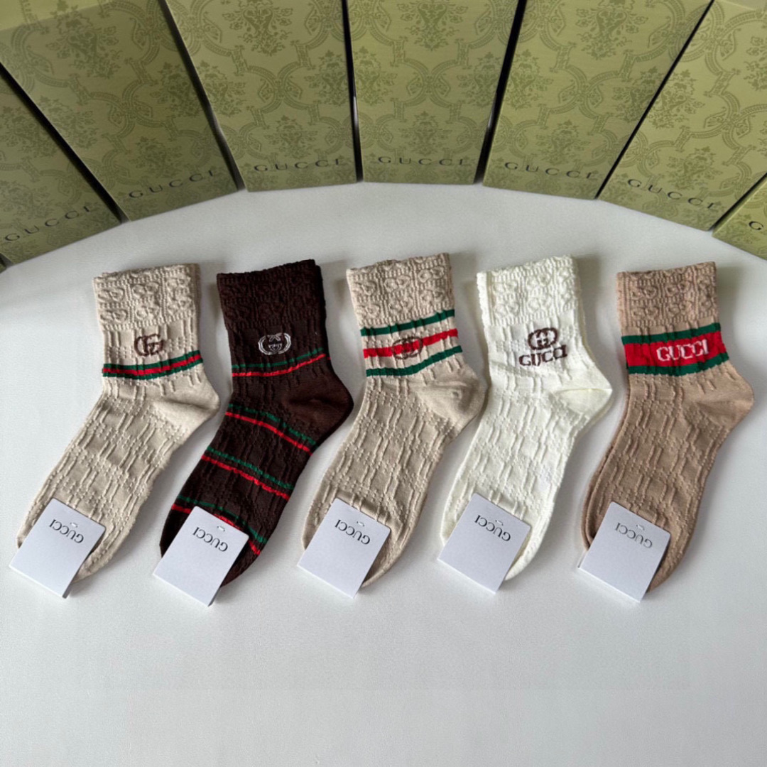 💛配专柜包装
Gucci（古驰）新款中长筒堆堆袜袜子！一盒五双，专柜同步筒袜袜子，💛大牌出街，潮人必备。