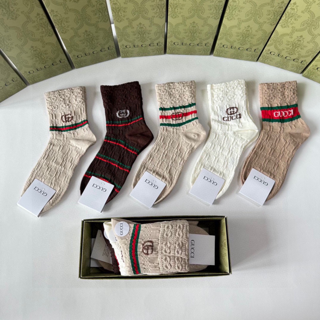 💛配专柜包装
Gucci（古驰）新款中长筒堆堆袜袜子！一盒五双，专柜同步筒袜袜子，💛大牌出街，潮人必备。