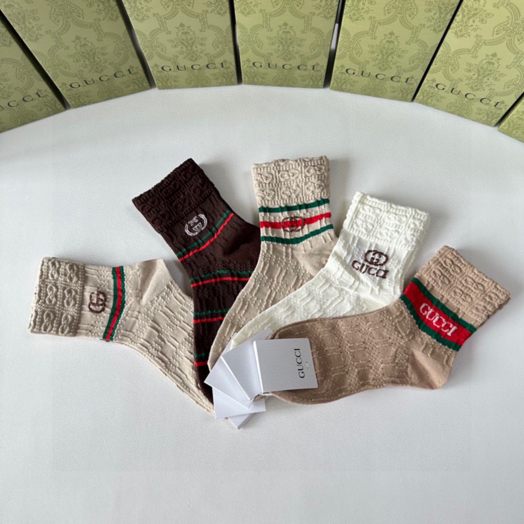 💛配专柜包装
Gucci（古驰）新款中长筒堆堆袜袜子！一盒五双，专柜同步筒袜袜子，💛大牌出街，潮人必备。