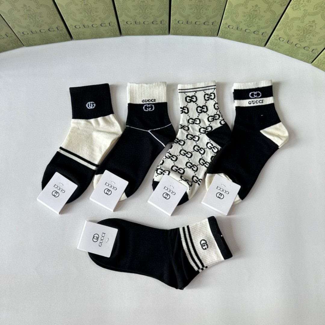  💛配专柜包装
Gucci（古驰）新款中长款堆堆袜袜子！一盒五双，专柜同步筒袜袜子，💛大牌出街，潮人必备