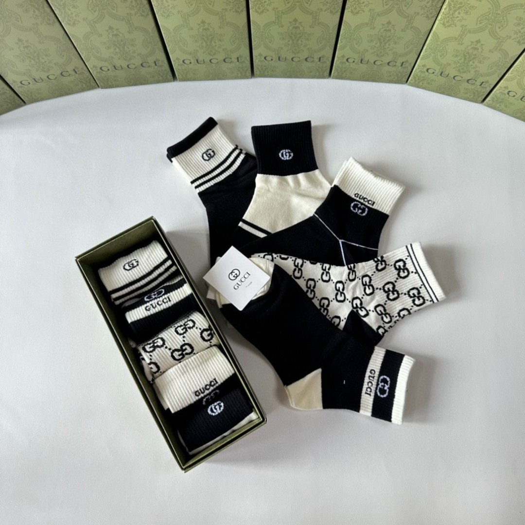  💛配专柜包装
Gucci（古驰）新款中长款堆堆袜袜子！一盒五双，专柜同步筒袜袜子，💛大牌出街，潮人必备