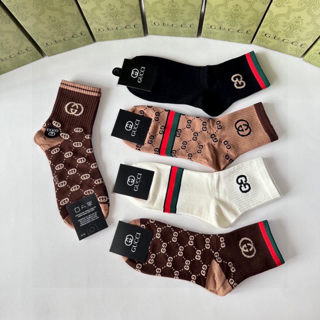  💛配专柜包装
Gucci（古驰）新款中长款堆堆袜袜子！一盒五双，专柜同步筒袜袜子，💛大牌出街，潮人必备