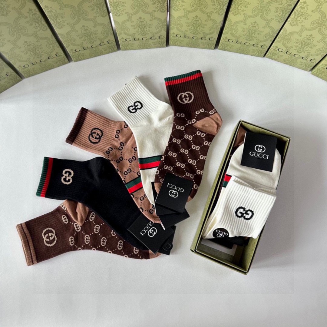  💛配专柜包装
Gucci（古驰）新款中长款堆堆袜袜子！一盒五双，专柜同步筒袜袜子，💛大牌出街，潮人必备