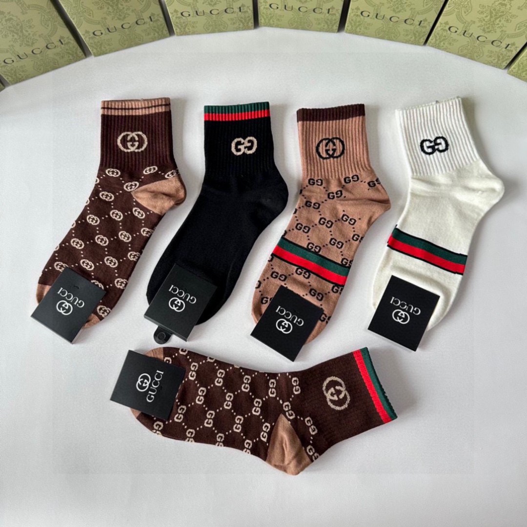  💛配专柜包装
Gucci（古驰）新款中长款堆堆袜袜子！一盒五双，专柜同步筒袜袜子，💛大牌出街，潮人必备