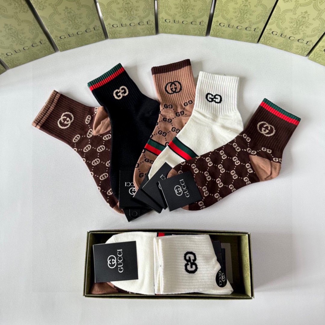  💛配专柜包装
Gucci（古驰）新款中长款堆堆袜袜子！一盒五双，专柜同步筒袜袜子，💛大牌出街，潮人必备