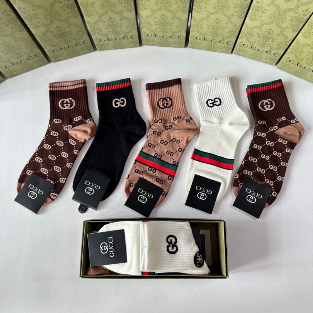  💛配专柜包装
Gucci（古驰）新款中长款堆堆袜袜子！一盒五双，专柜同步筒袜袜子，💛大牌出街，潮人必备