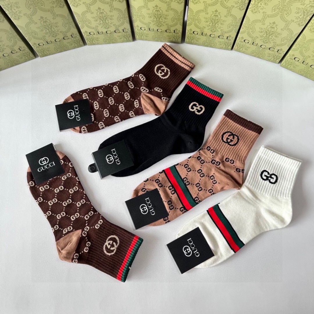  💛配专柜包装
Gucci（古驰）新款中长款堆堆袜袜子！一盒五双，专柜同步筒袜袜子，💛大牌出街，潮人必备