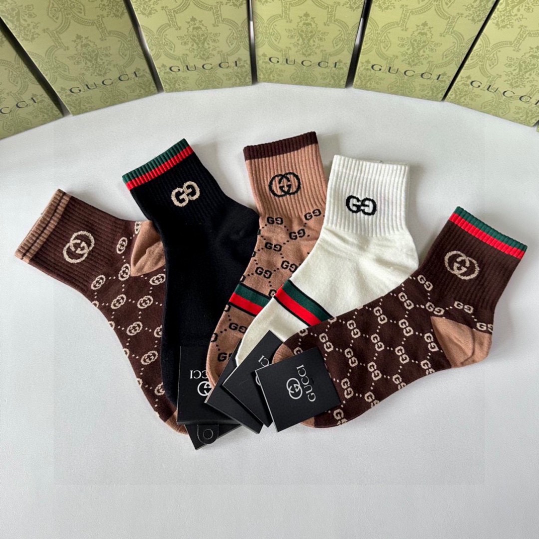  💛配专柜包装
Gucci（古驰）新款中长款堆堆袜袜子！一盒五双，专柜同步筒袜袜子，💛大牌出街，潮人必备