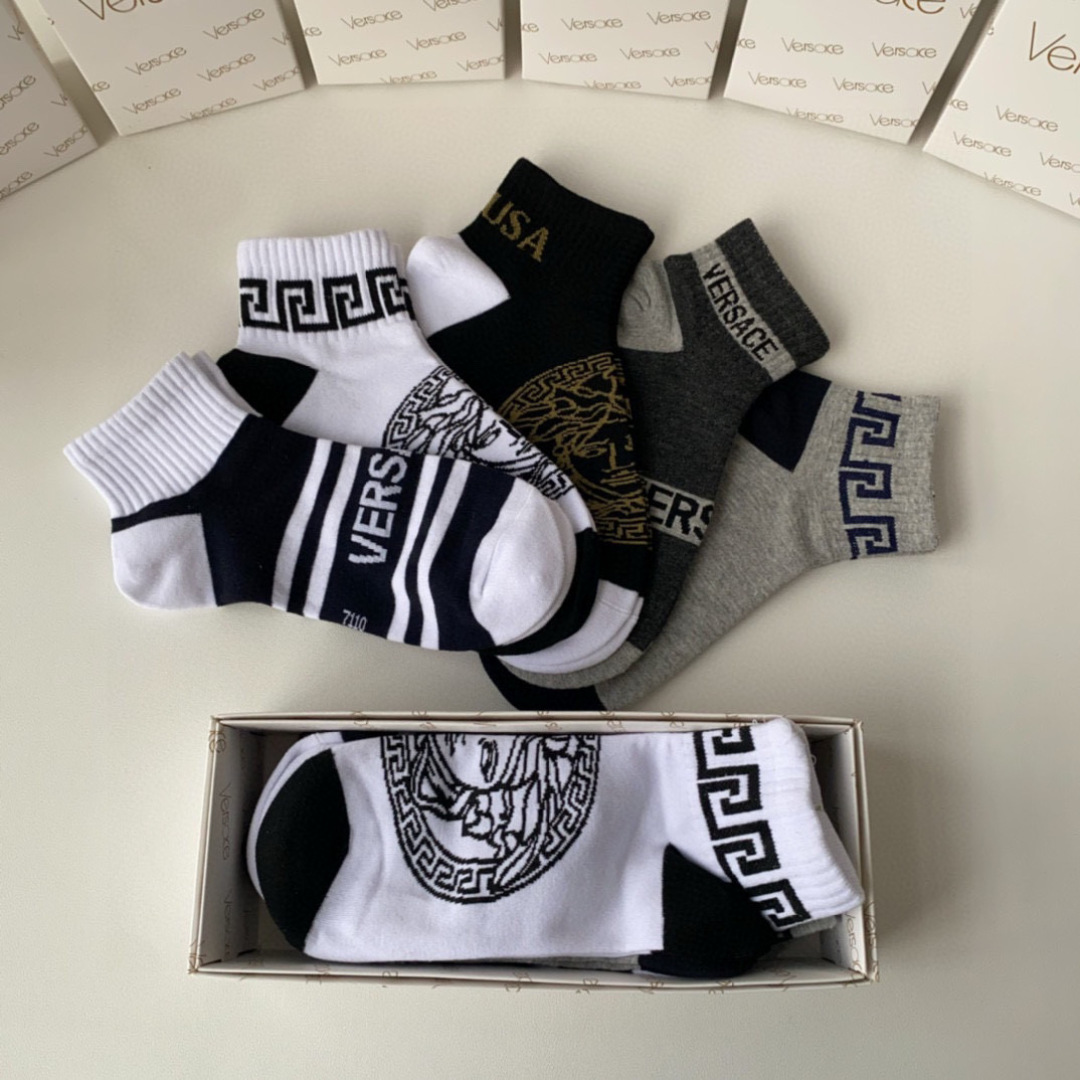 💛配专柜包装
VERSACE（范思哲） 新款中短款堆堆袜袜子！一盒五双，专柜同步筒袜袜子，💛大牌出街，潮