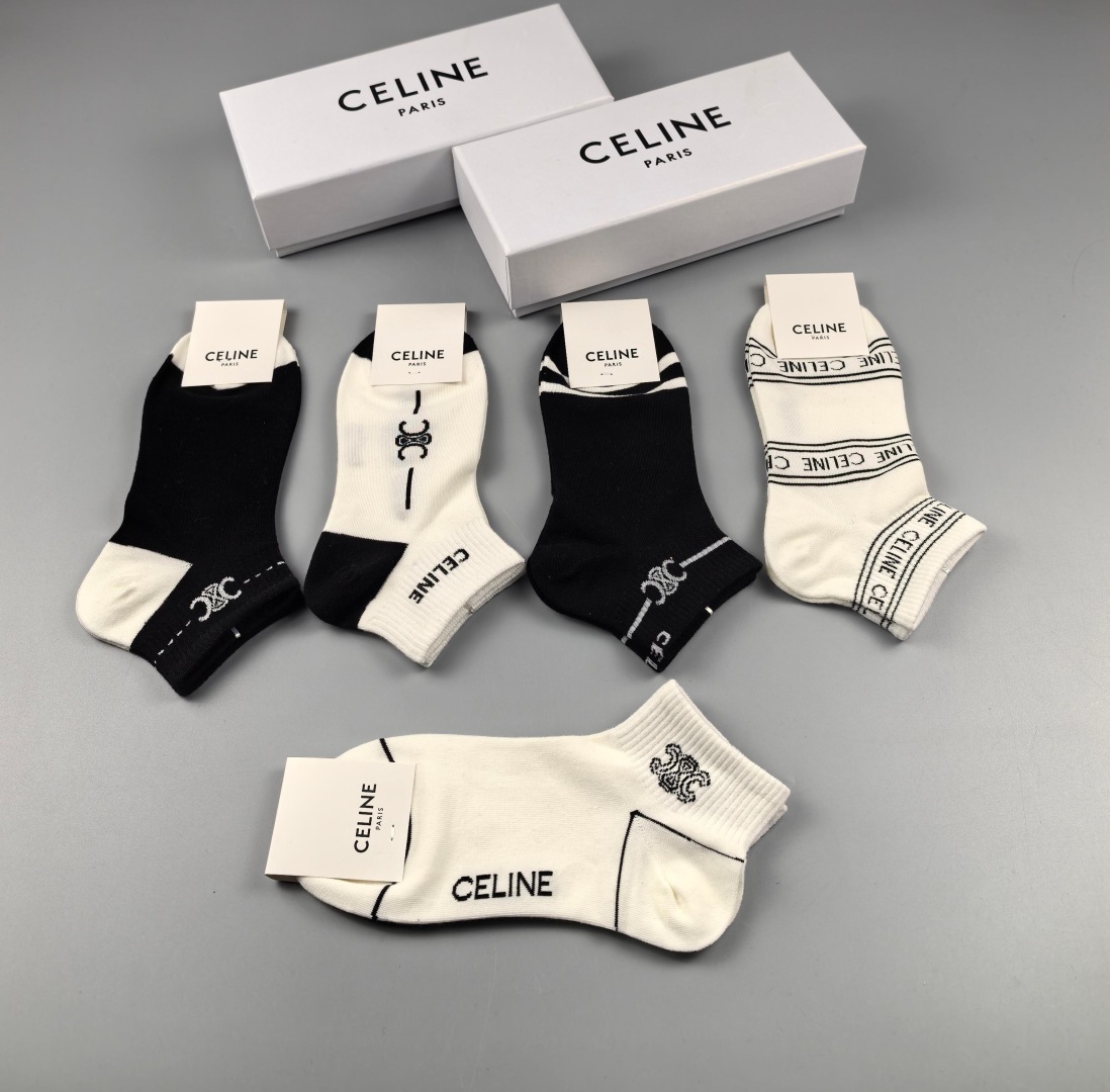 💛配专柜包装
Celine（赛琳）新款中短款堆堆袜袜子！一盒五双，专柜同步筒袜袜子，💛大牌出街，潮人必备