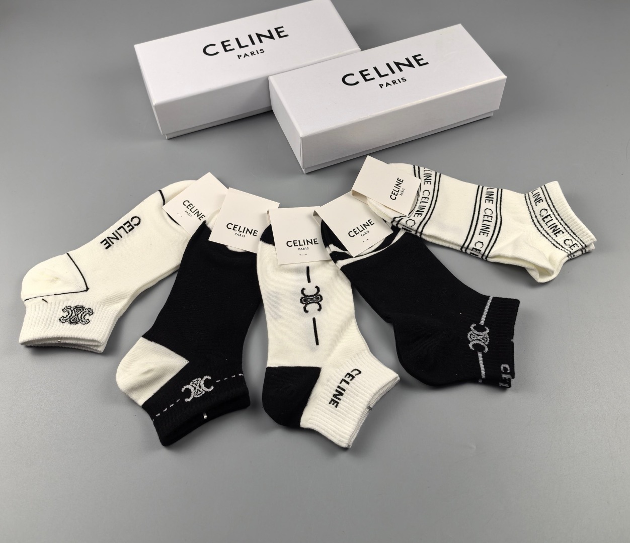💛配专柜包装
Celine（赛琳）新款中短款堆堆袜袜子！一盒五双，专柜同步筒袜袜子，💛大牌出街，潮人必备