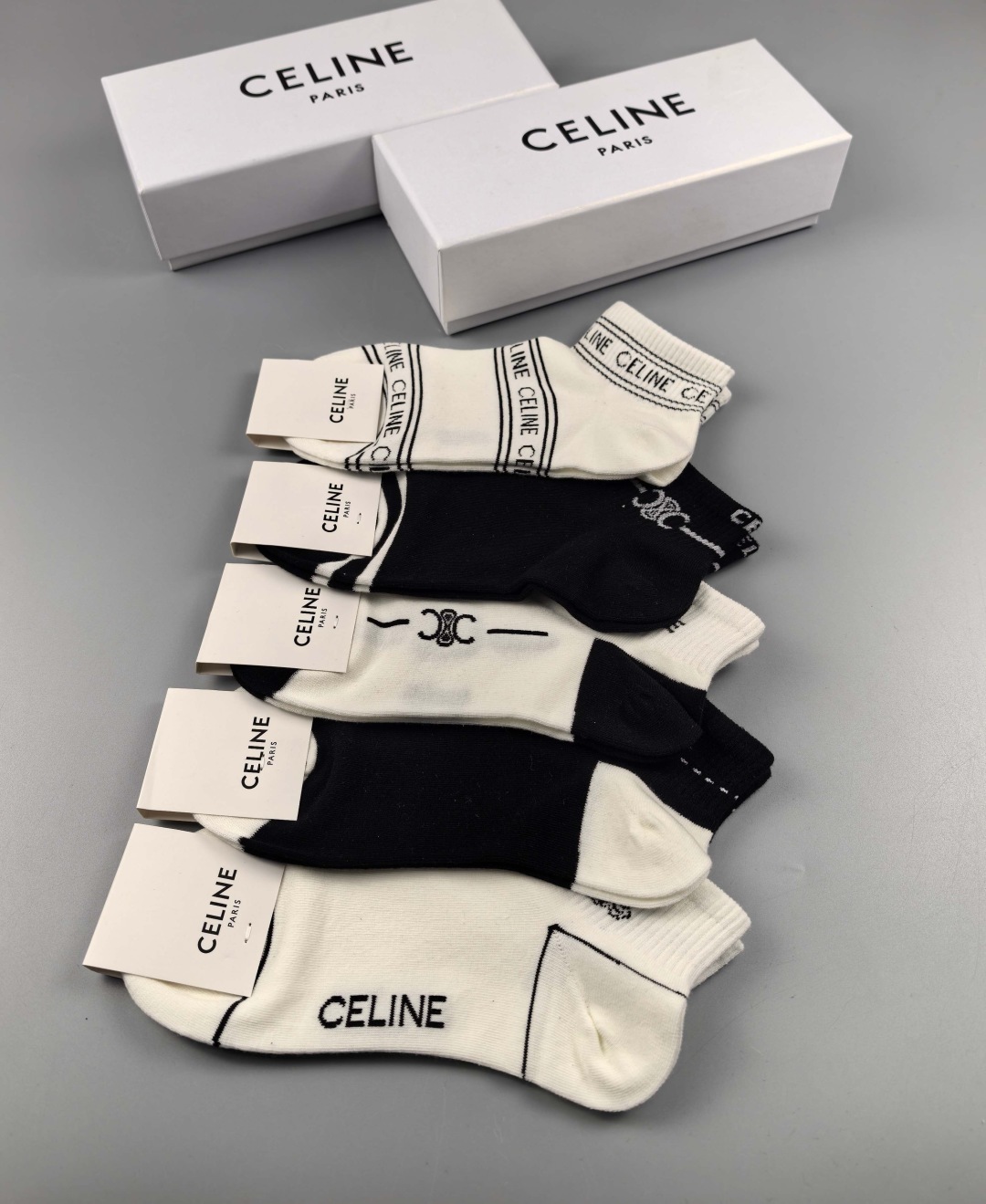 💛配专柜包装
Celine（赛琳）新款中短款堆堆袜袜子！一盒五双，专柜同步筒袜袜子，💛大牌出街，潮人必备