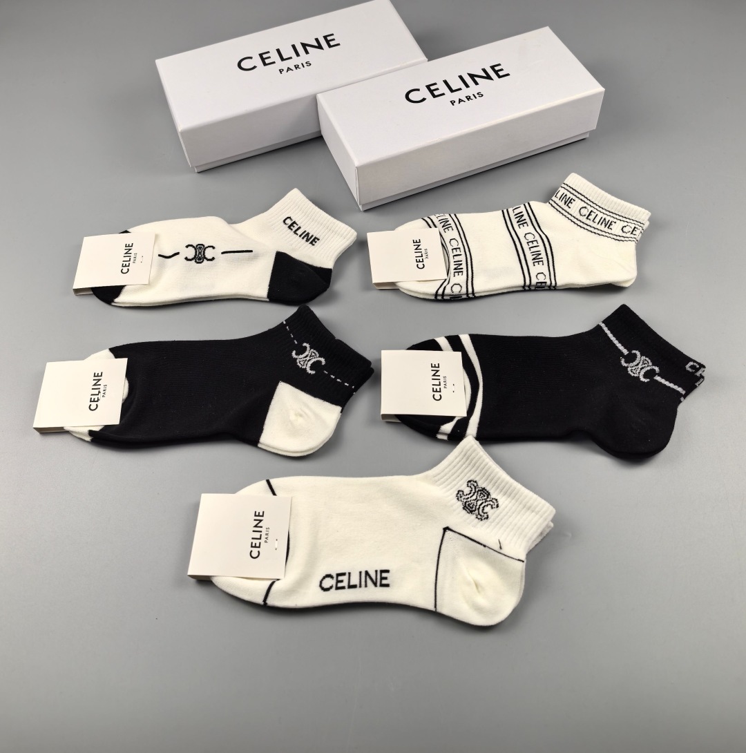 💛配专柜包装
Celine（赛琳）新款中短款堆堆袜袜子！一盒五双，专柜同步筒袜袜子，💛大牌出街，潮人必备