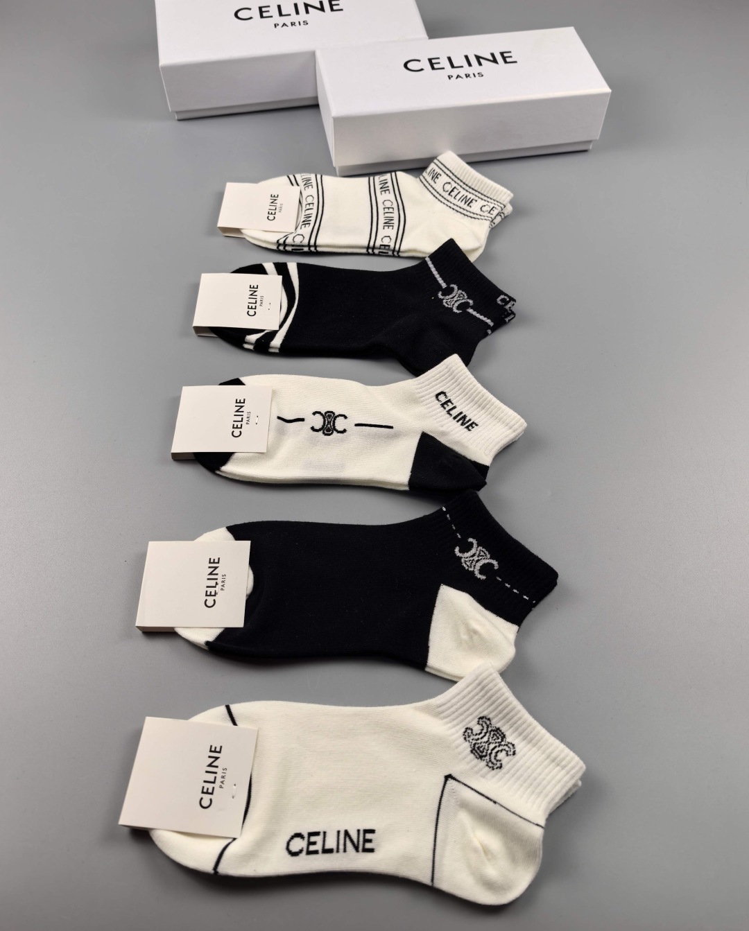 💛配专柜包装
Celine（赛琳）新款中短款堆堆袜袜子！一盒五双，专柜同步筒袜袜子，💛大牌出街，潮人必备