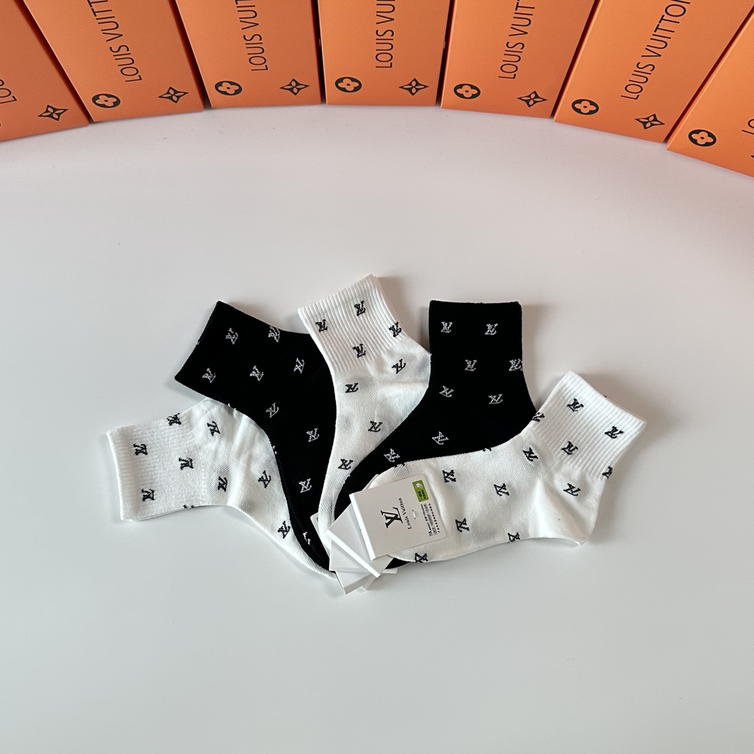  💛配专柜包装
LV（路易威登）新款中长款堆堆袜袜子！一盒五双，专柜同步筒袜袜子，💛大牌出街，潮人必备。