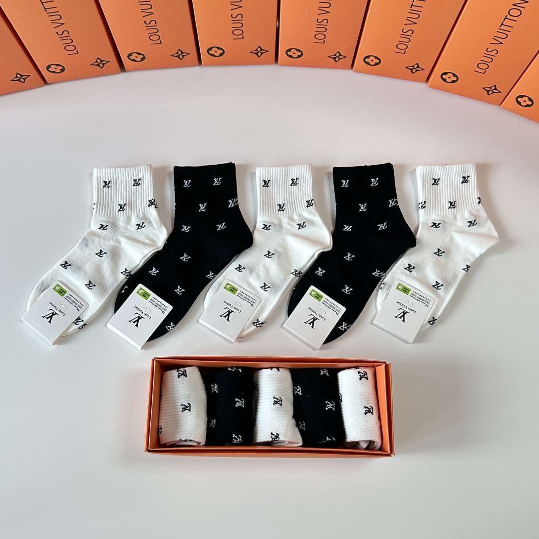  💛配专柜包装
LV（路易威登）新款中长款堆堆袜袜子！一盒五双，专柜同步筒袜袜子，💛大牌出街，潮人必备。