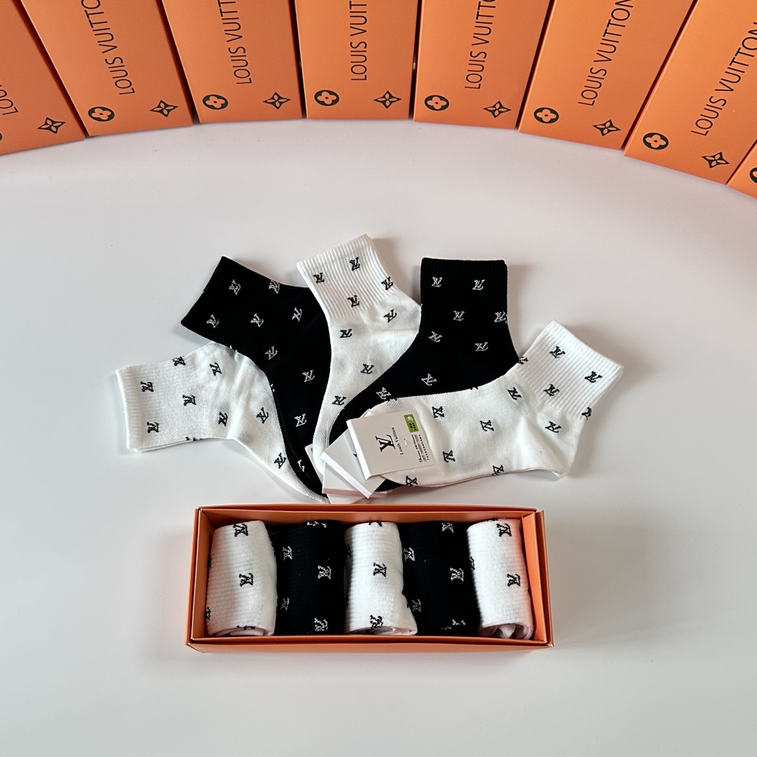 💛配专柜包装
LV（路易威登）新款中长款堆堆袜袜子！一盒五双，专柜同步筒袜袜子，💛大牌出街，潮人必备。