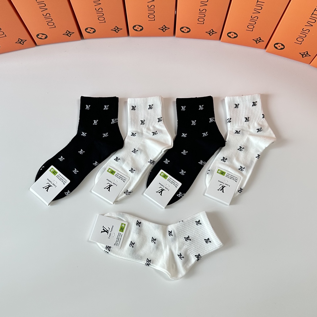  💛配专柜包装
LV（路易威登）新款中长款堆堆袜袜子！一盒五双，专柜同步筒袜袜子，💛大牌出街，潮人必备。