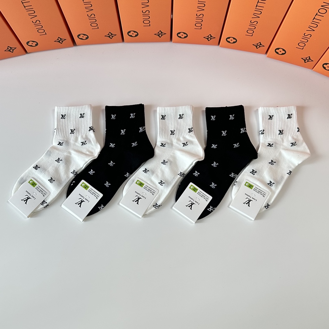  💛配专柜包装
LV（路易威登）新款中长款堆堆袜袜子！一盒五双，专柜同步筒袜袜子，💛大牌出街，潮人必备。
