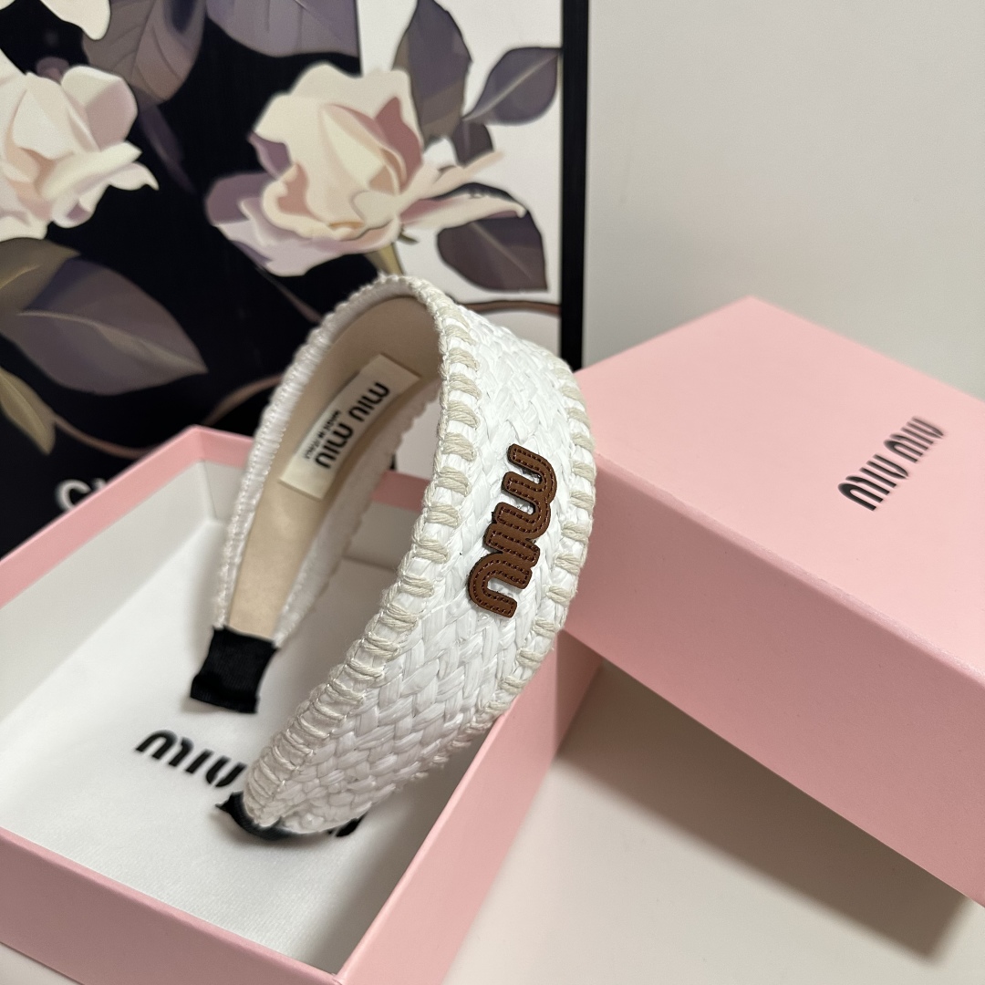  配专柜包装
MiuMiu（缪缪）最新发箍
小仙女快入手
特殊材质 不嘞头
可盐可甜～