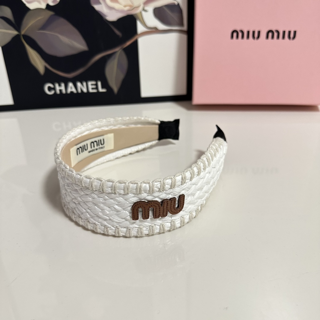  配专柜包装
MiuMiu（缪缪）最新发箍
小仙女快入手
特殊材质 不嘞头
可盐可甜～