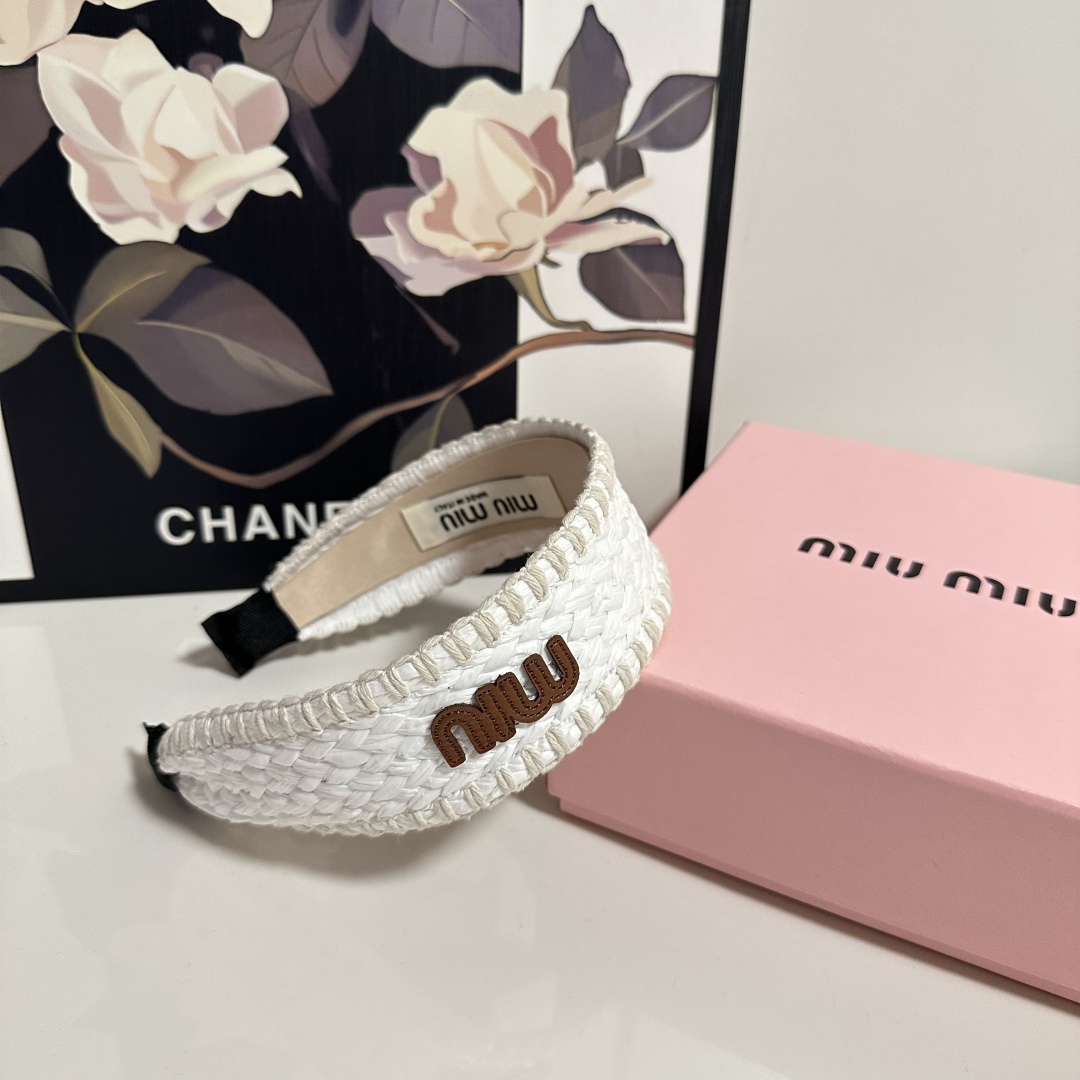  配专柜包装
MiuMiu（缪缪）最新发箍
小仙女快入手
特殊材质 不嘞头
可盐可甜～