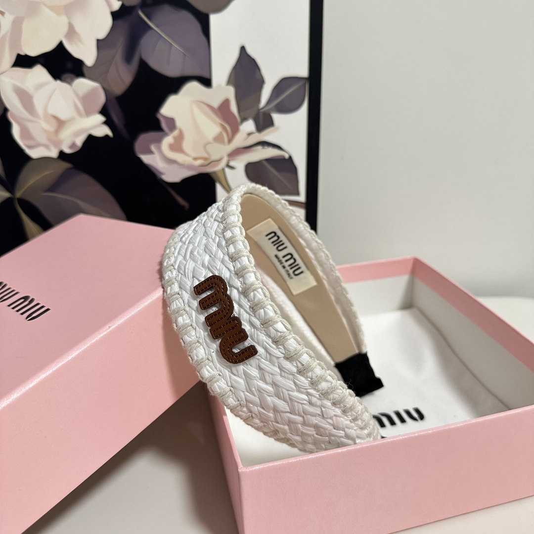  配专柜包装
MiuMiu（缪缪）最新发箍
小仙女快入手
特殊材质 不嘞头
可盐可甜～