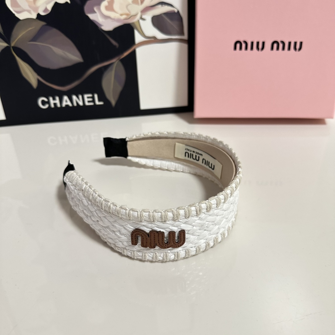  配专柜包装
MiuMiu（缪缪）最新发箍
小仙女快入手
特殊材质 不嘞头
可盐可甜～