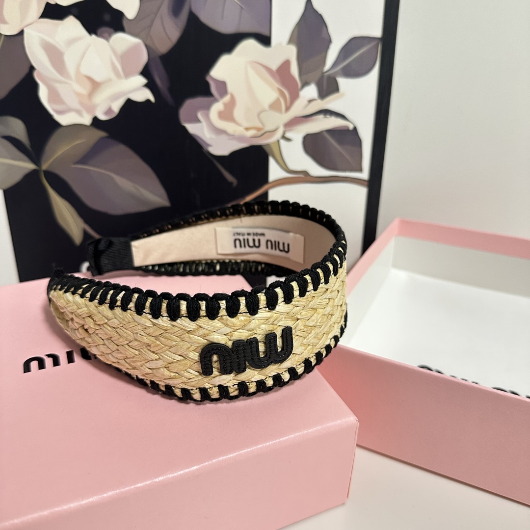  配专柜包装
MiuMiu（缪缪）最新发箍
小仙女快入手
特殊材质 不嘞头
可盐可甜～
