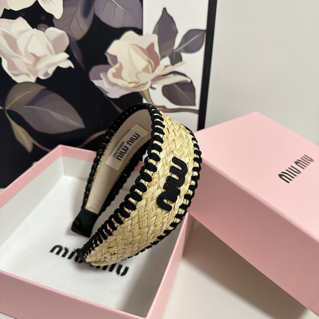  配专柜包装
MiuMiu（缪缪）最新发箍
小仙女快入手
特殊材质 不嘞头
可盐可甜～