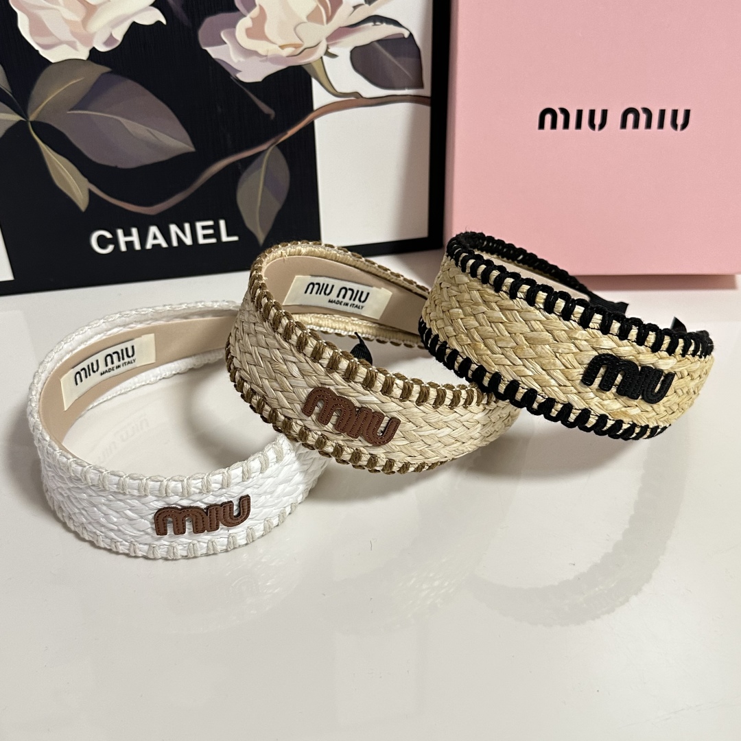  配专柜包装
MiuMiu（缪缪）最新发箍
小仙女快入手
特殊材质 不嘞头
可盐可甜～