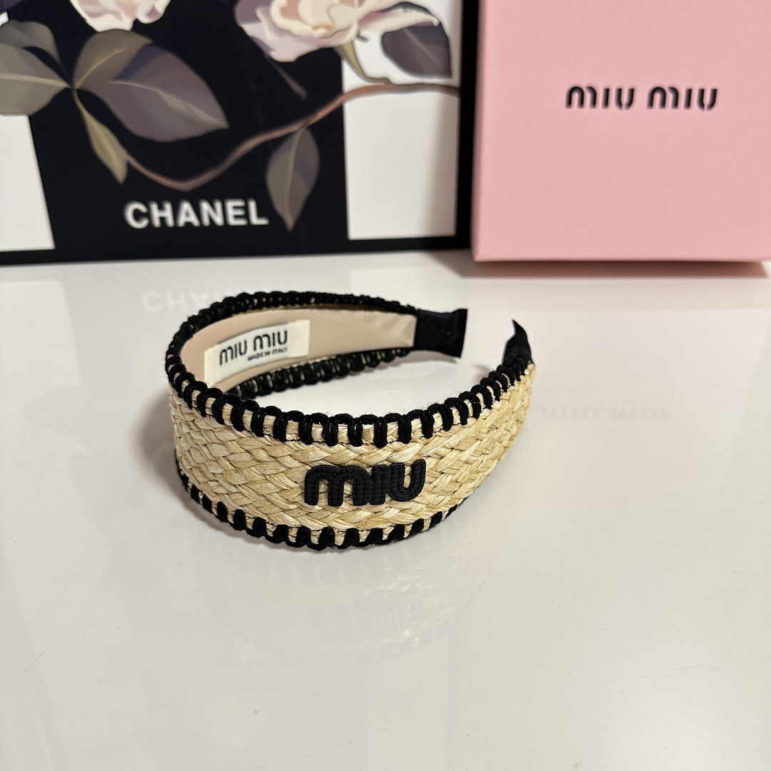  配专柜包装
MiuMiu（缪缪）最新发箍
小仙女快入手
特殊材质 不嘞头
可盐可甜～