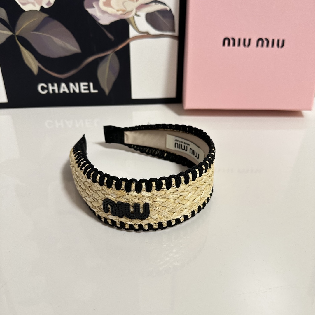  配专柜包装
MiuMiu（缪缪）最新发箍
小仙女快入手
特殊材质 不嘞头
可盐可甜～