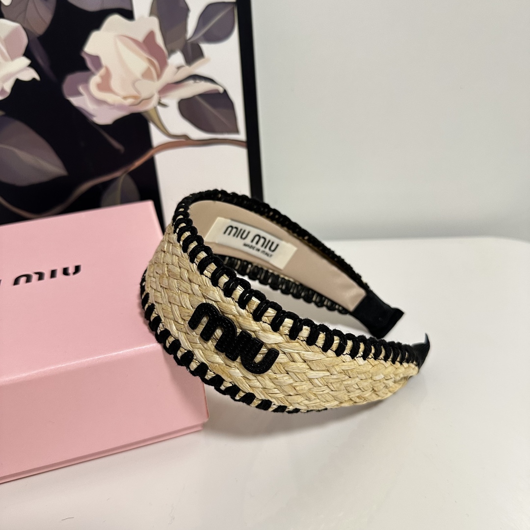  配专柜包装
MiuMiu（缪缪）最新发箍
小仙女快入手
特殊材质 不嘞头
可盐可甜～