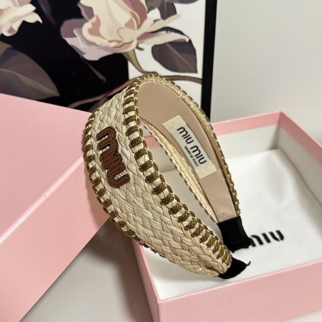  配专柜包装
MiuMiu（缪缪）最新发箍
小仙女快入手
特殊材质 不嘞头
可盐可甜～