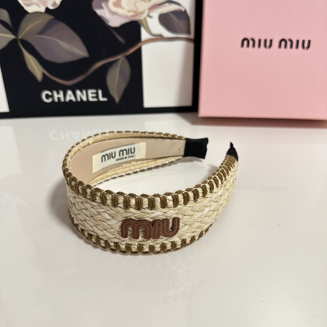  配专柜包装
MiuMiu（缪缪）最新发箍
小仙女快入手
特殊材质 不嘞头
可盐可甜～